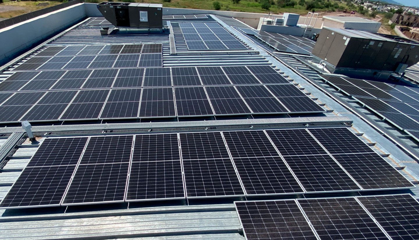 Paneles solares instalados en cubierta industrial