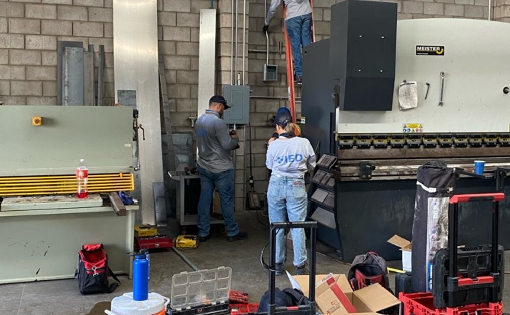 Instalación industrial eléctrica con tableros y alimentadores
