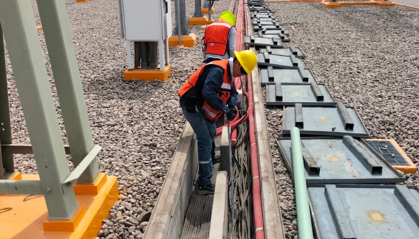 Cuadrilla de IED ejecutando tendido de cable en subestación de Puerto Peñasco, Sonora